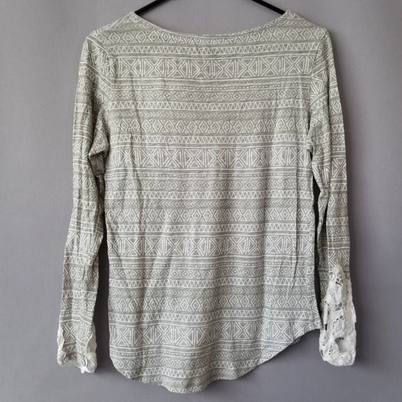 X NOLLIE JUNIORS V NECK CROCHET SLEEVE HEM BLOUSE - Picture 7 of 8